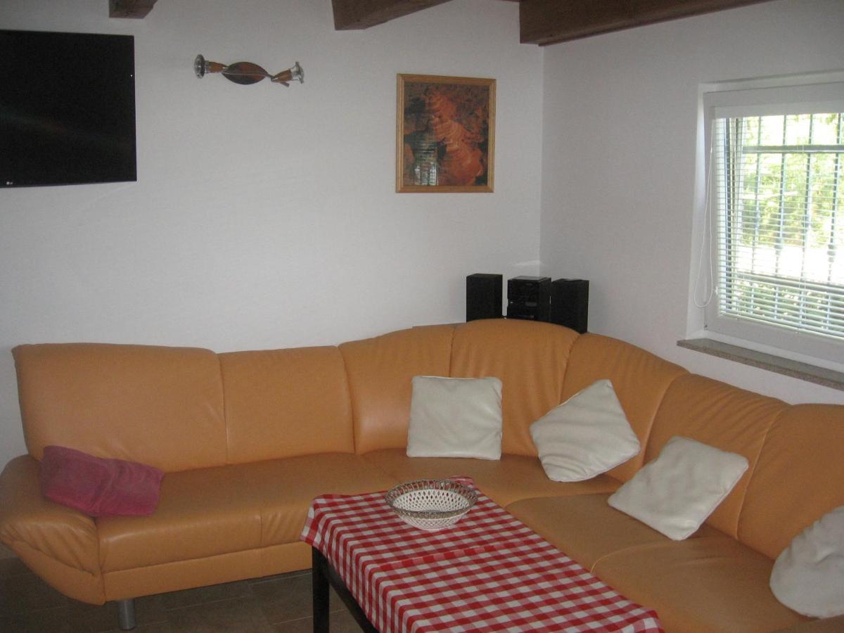 Bezdrev U Hluboke Nad Vltavou Lodge